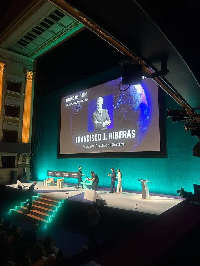 La imagen muestra una ceremonia de premiación con un homenaje a Francisco J. Ribera, presidente ejecutivo de Gestamp.