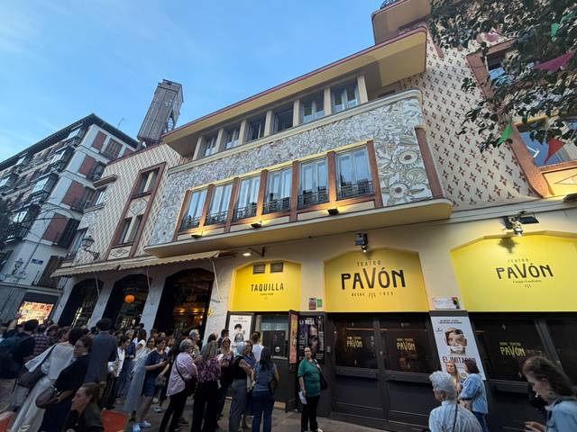 Una vista del Teatro Pavón en una tarde, con una multitud de personas en la entrada.