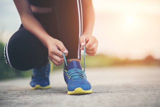 zapatos-cerca-corredor-femenino-atar-sus-zapatos-ejercicio-jogging.jpeg