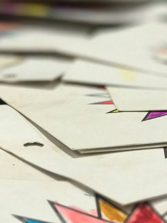 Una pila desordenada de papeles con dibujos de colores.