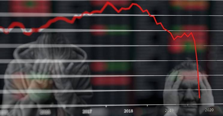 La imagen muestra un gráfico de tendencias financieras en descenso, con personas preocupadas en el fondo.