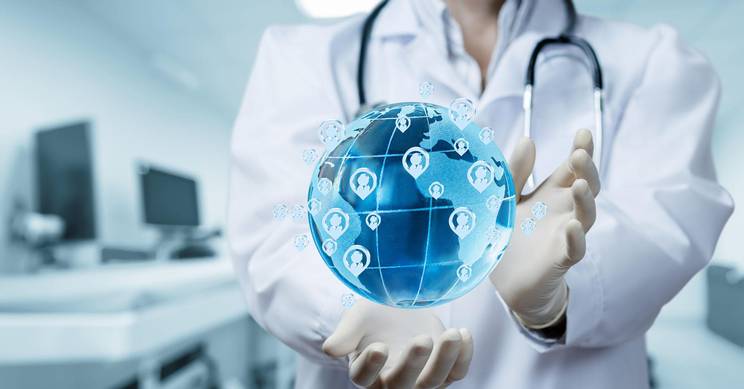 Un médico sostiene un globo terráqueo digitalizado en un entorno hospitalario.