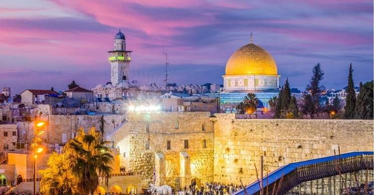 Vista panorámica de Jerusalén al atardecer, destacando el Muro de las Lamentaciones y la Cúpula de la Roca.