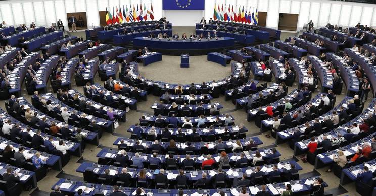 Imagen del Parlamento Europeo durante una sesión con miembros reunidos en un formato circular.