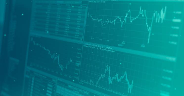 La imagen muestra gráficas de análisis financiero en una pantalla digital.
