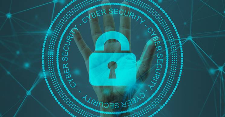 La imagen representa un símbolo de ciberseguridad con una mano y un candado en un fondo digital.