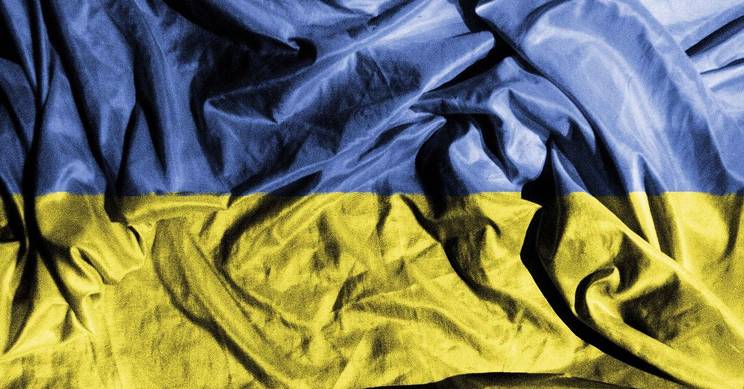Una tela arrugada que muestra los colores azul y amarillo de la bandera de Ucrania.