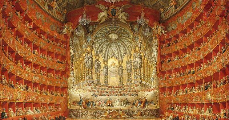 La imagen muestra un gran teatro lleno de espectadores admirando una producción artística en un ambiente opulento.