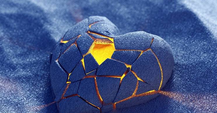 Un corazón roto resplandece en un fondo azul.