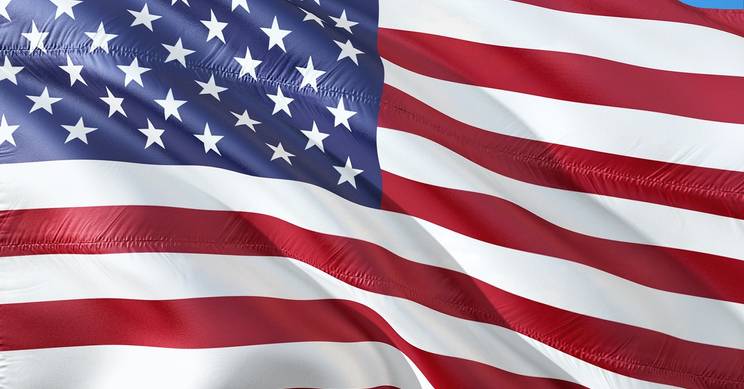 Una bandera ondeando con los colores y estrellas característicos de Estados Unidos.