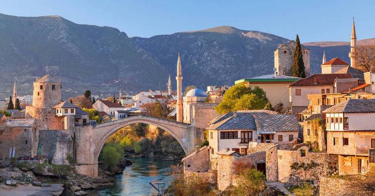 Vista panorámica del puente Stari Most en Mostar junto al río Neretva y edificios históricos.