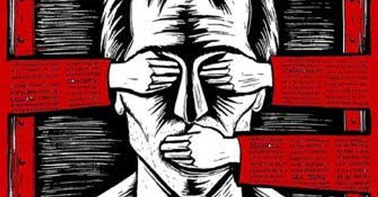 La imagen muestra a una persona con los ojos cubiertos por manos, sugiriendo un mensaje de censura o silenciamiento.