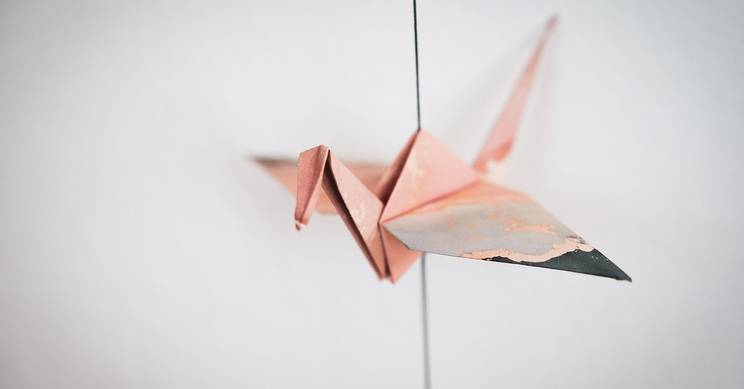 Una grulla de origami suspendida en el aire.