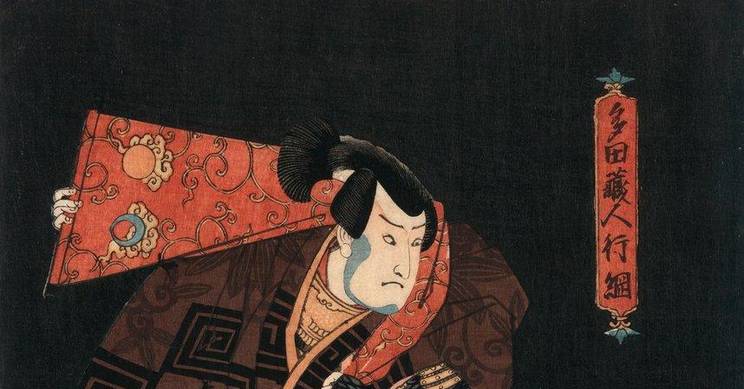 Un guerrero samurái japonés exhibe su espada y un abanico en un diseño tradicional.