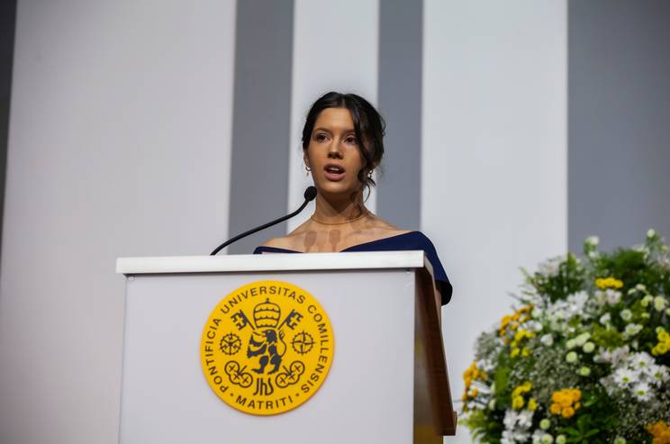 alumna en graduación