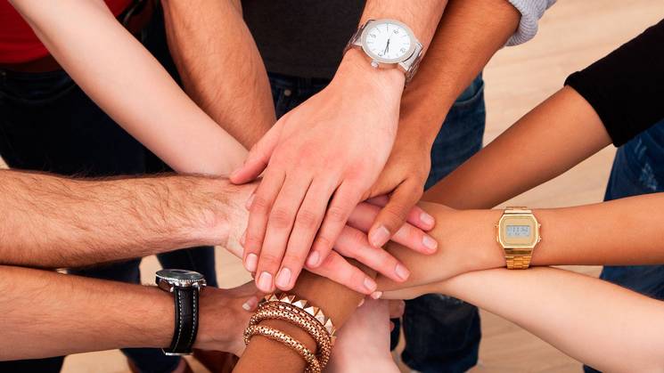 manos unidas de personas multietnicas