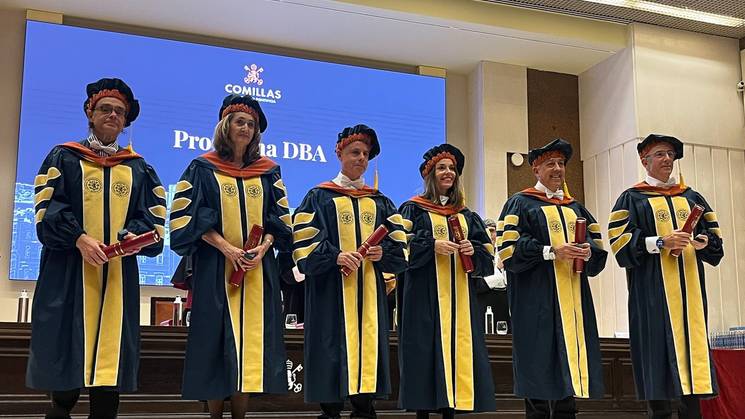 Un grupo de profesionales en togas y birretes, celebrando una ceremonia de graduación.