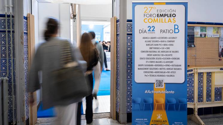 Un grupo de personas entra a un salón donde se celebra la 27ª edición del Foro de Empleo Comillas.
