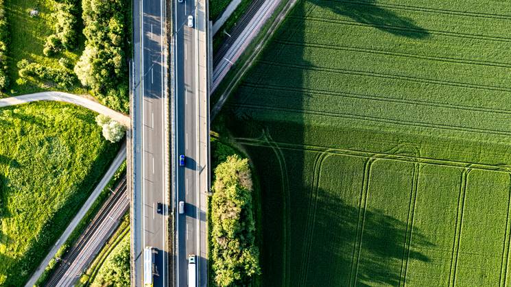 Una vista aérea de una carretera que atraviesa campos verdes.