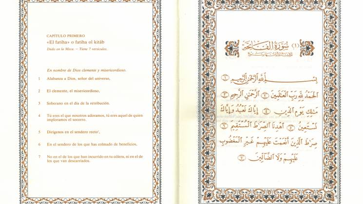 El texto presenta un fragmento de un libro con un capítulo titulado y un formato ornamental en las páginas.