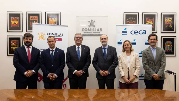 Seis personas posan juntas en una sala con cuadros en las paredes y logotipos de organizaciones en los laterales.