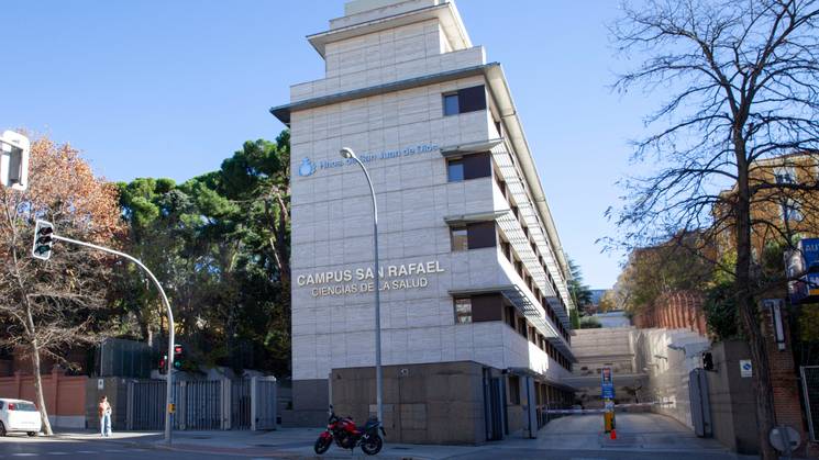 Edificio del Campus San Rafael de Ciencias de la Salud en un entorno urbano.