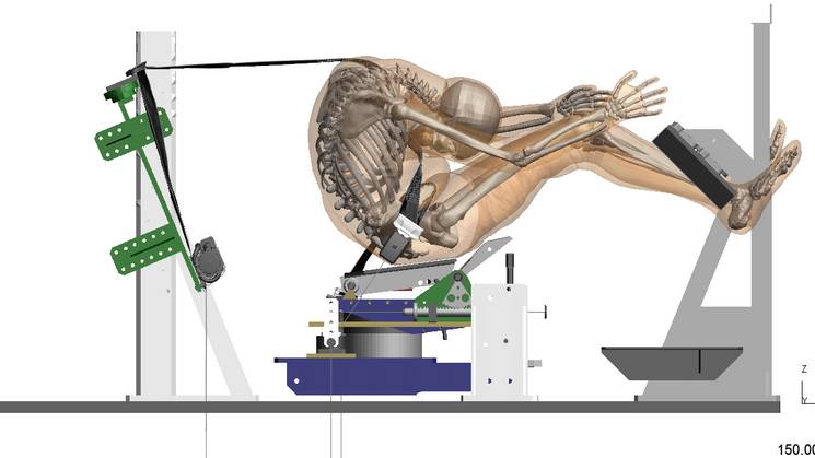 La imagen muestra un dispositivo mecánico que simula el movimiento de un cuerpo humano en una posición específica.