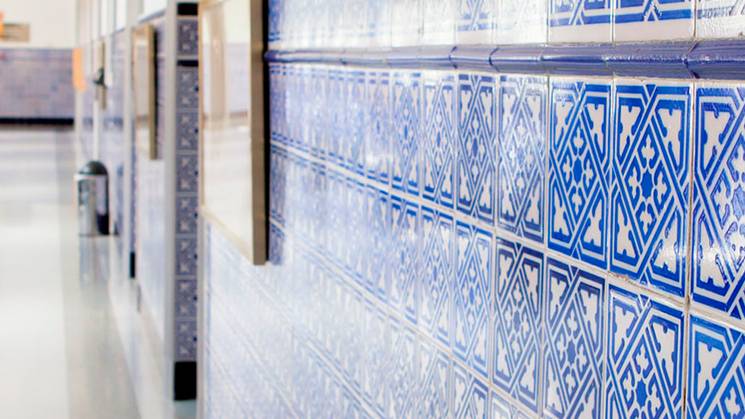 Pasillo con azulejos decorativos azules en la Universidad de Comillas