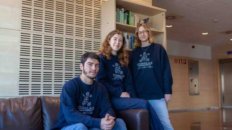 alumnos-sentados-hablando