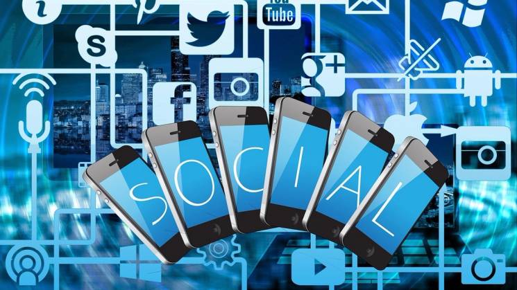 La imagen muestra varios teléfonos móviles con la palabra 'SOCIAL' destacada, rodeados de íconos de redes sociales.