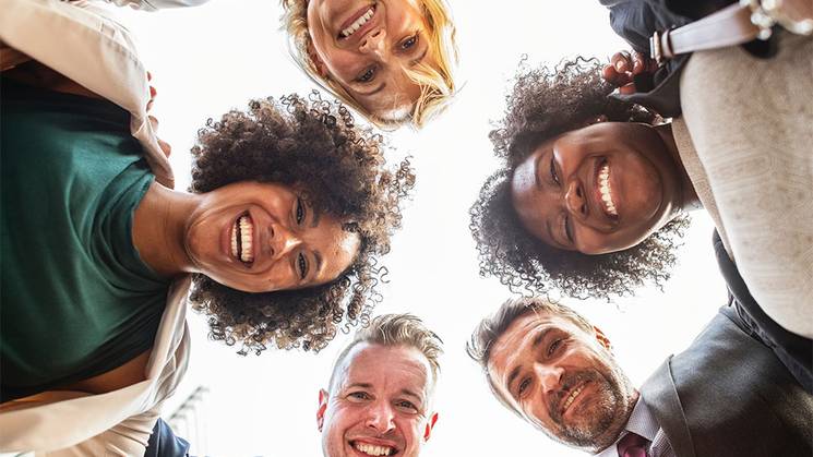 grupo de personas de varias etnias sonriendo