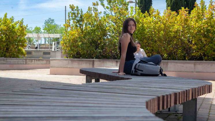 chica sentada en el parque