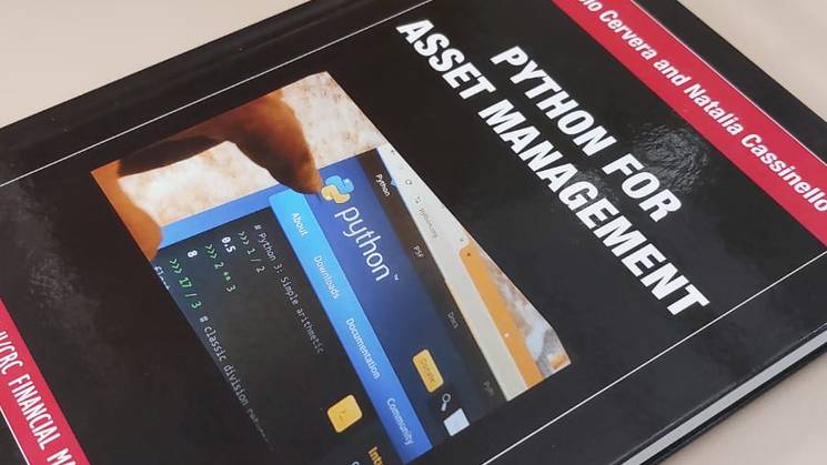 Un libro titulado 'Python for Asset Management' colocado sobre una mesa.