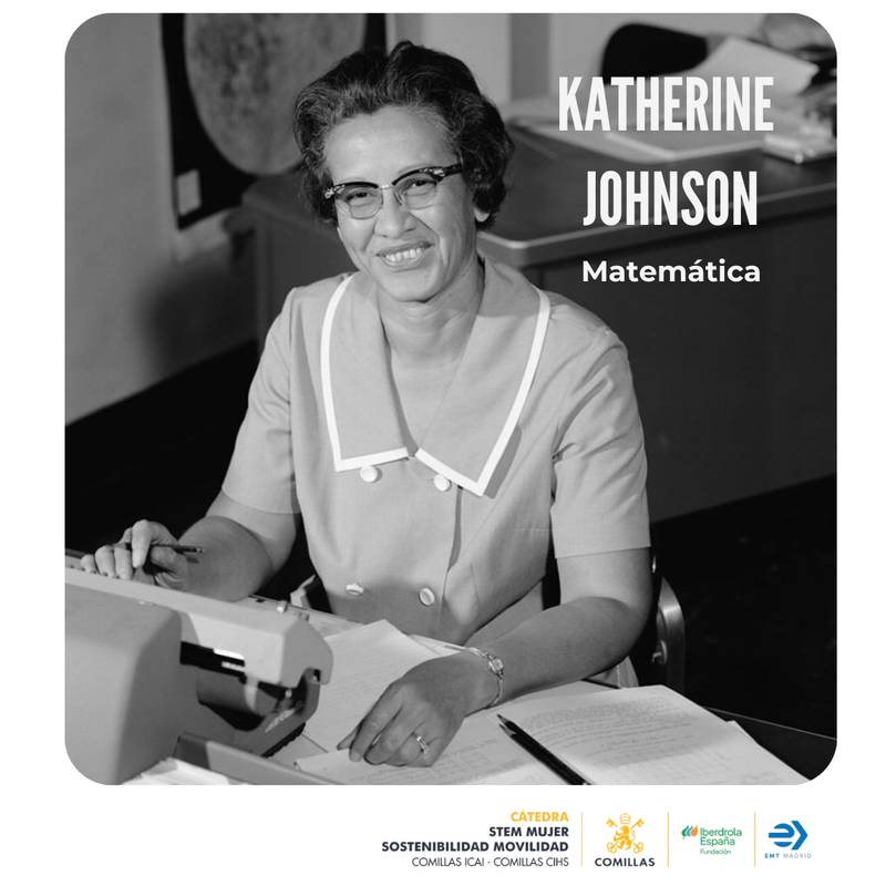 La imagen muestra a Katherine Johnson, una destacada matemática, sonriendo mientras trabaja en su escritorio.
