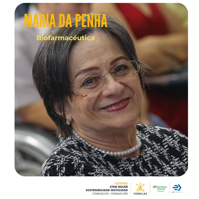 Retrato de María da Penha, biofarmacéutica, sonriendo y luciendo un atuendo elegante.