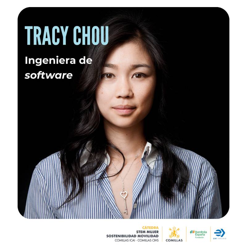 Mujer joven con cabello oscuro y lacio, vestida con una camisa de rayas, que se presenta como ingeniera de software.