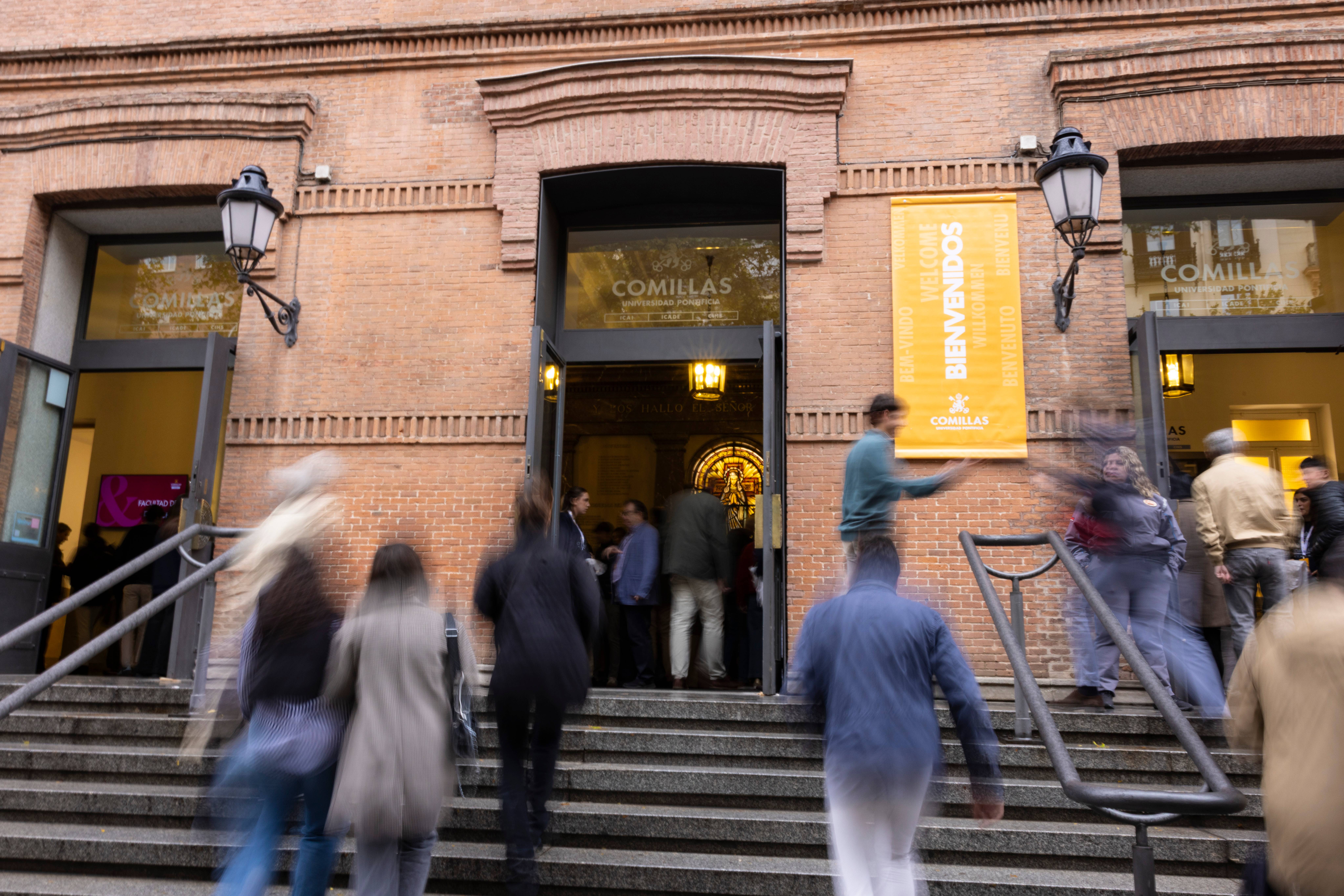 Un edificio con gente entrando, mostrando un ambiente dinámico y acogedor.