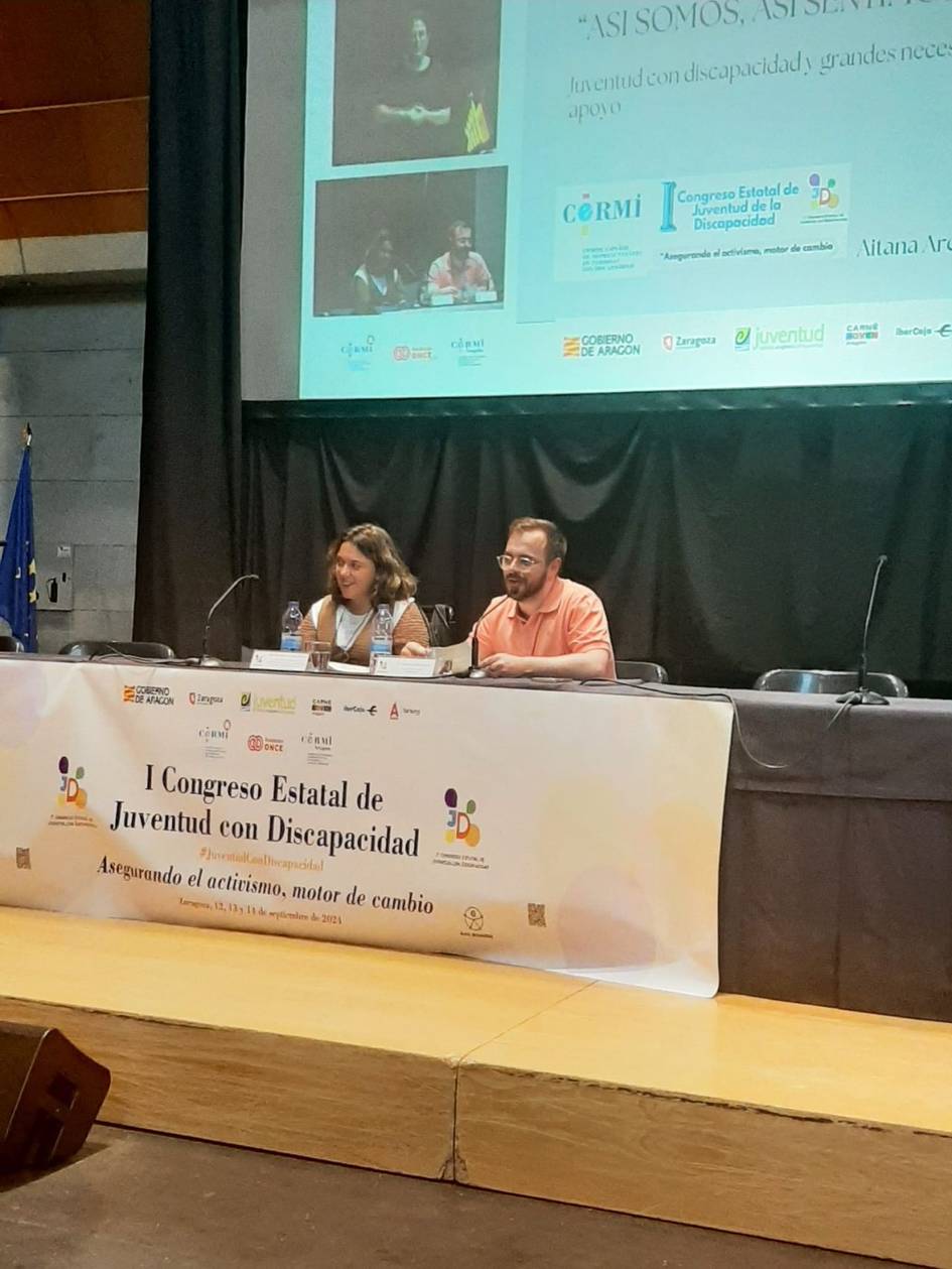 Dos personas participan en un panel durante el Primer Congreso Estatal de Juventud con Discapacidad.