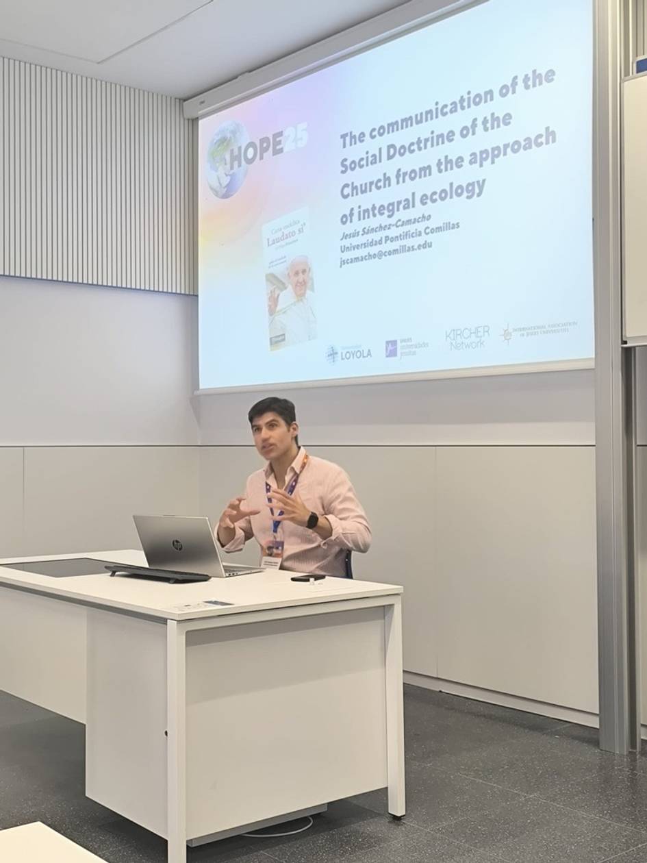 Un presentador expone sobre la doctrina social de la iglesia en un evento académico.