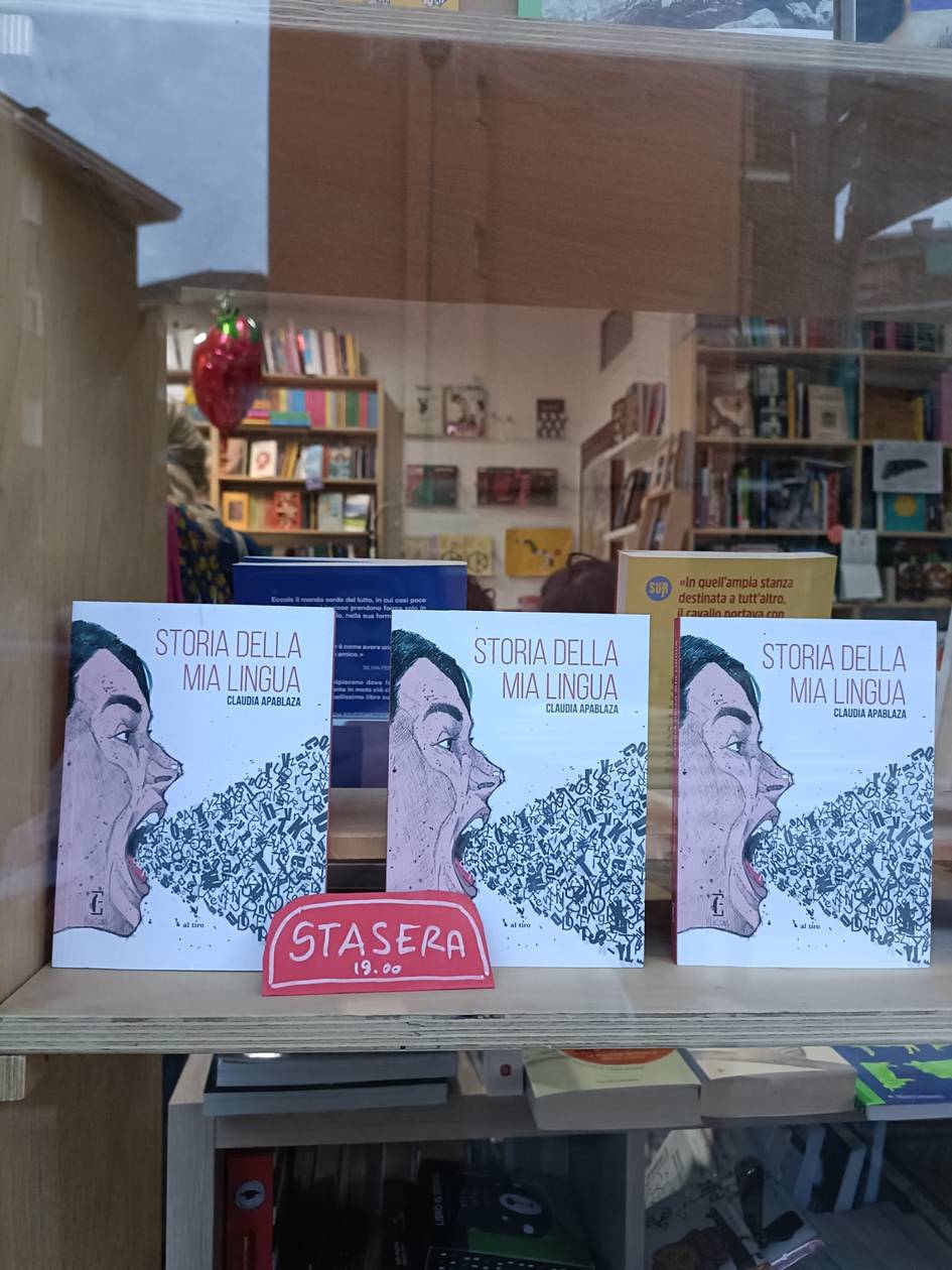 Una vitrina de librería que exhibe varios ejemplares del libro 'Storia della mia lingua'.