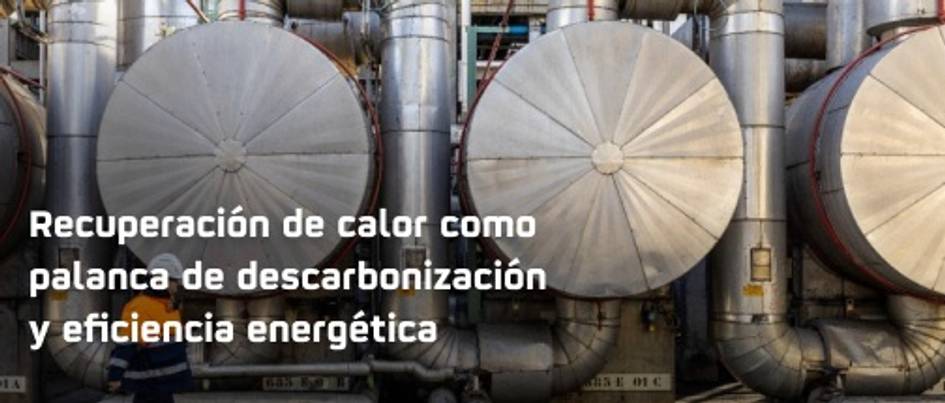 La imagen muestra tuberías y tanques grandes de metal en una instalación industrial, con texto sobre recuperación de calor y eficiencia energética.