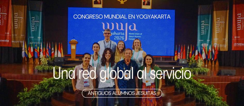 Un grupo de personas posando en un congreso en Yogyakarta.