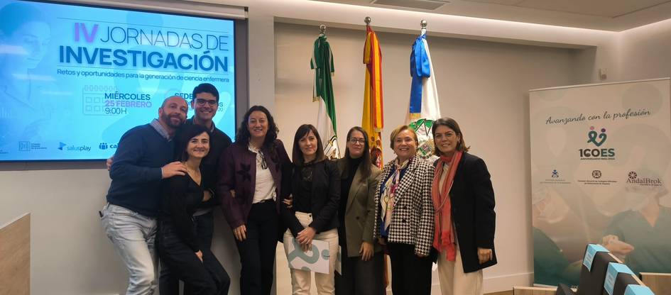 Grupo de personas posando en un evento de investigación.