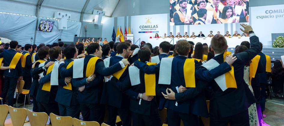 Un grupo de graduados se celebra en un evento académico en un auditorio.