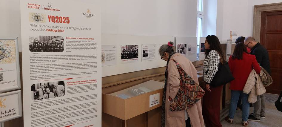 Una exposición bibliográfica en un espacio cultural donde varias personas observan los paneles informativos.