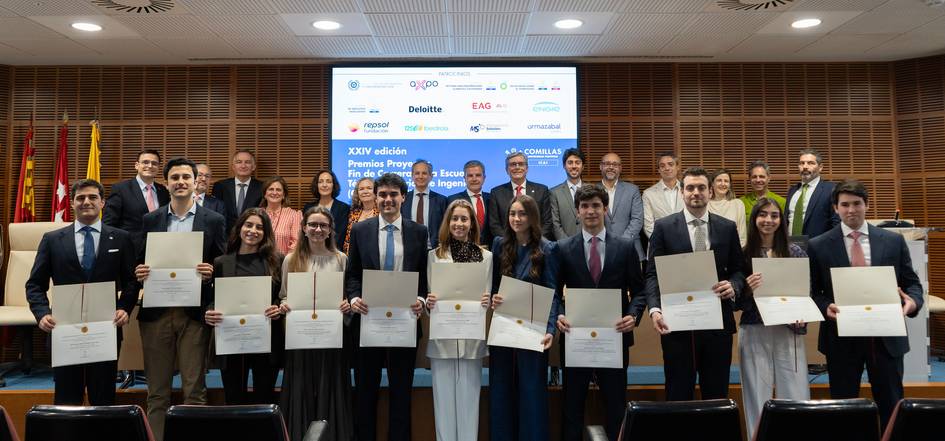 Un grupo de graduados posan con sus certificados en un evento de premiación.