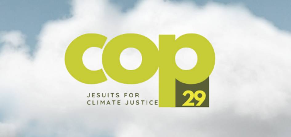 Logotipo de la COP 29 con texto 'Jesuits for Climate Justice' sobre un fondo de cielo nublado.