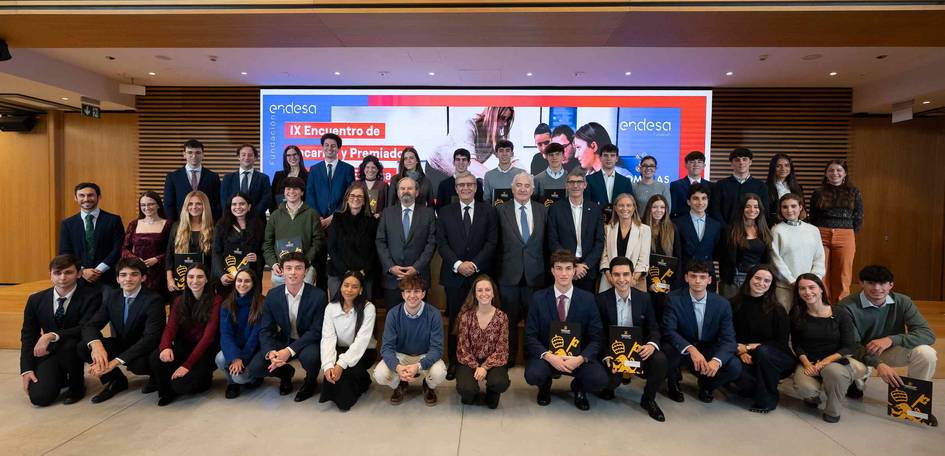 Grupo de jóvenes y adultos posando en un evento relacionado con la educación y el emprendimiento.