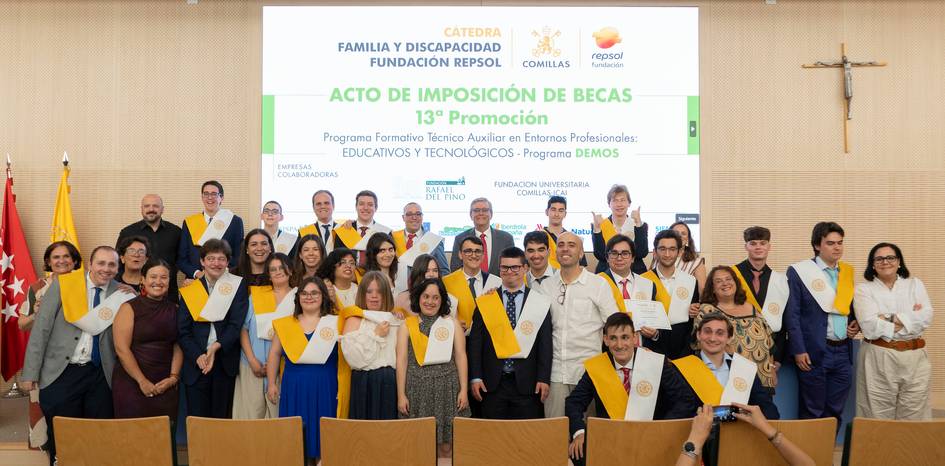 Un grupo de graduados posan en un acto de imposición de becas con sus certificados en un ambiente de celebración.