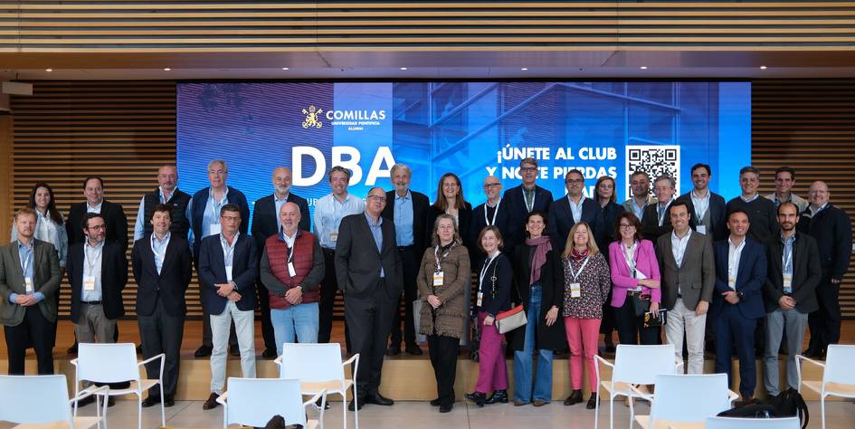 Un grupo de personas posan en un evento profesional en un ambiente moderno.